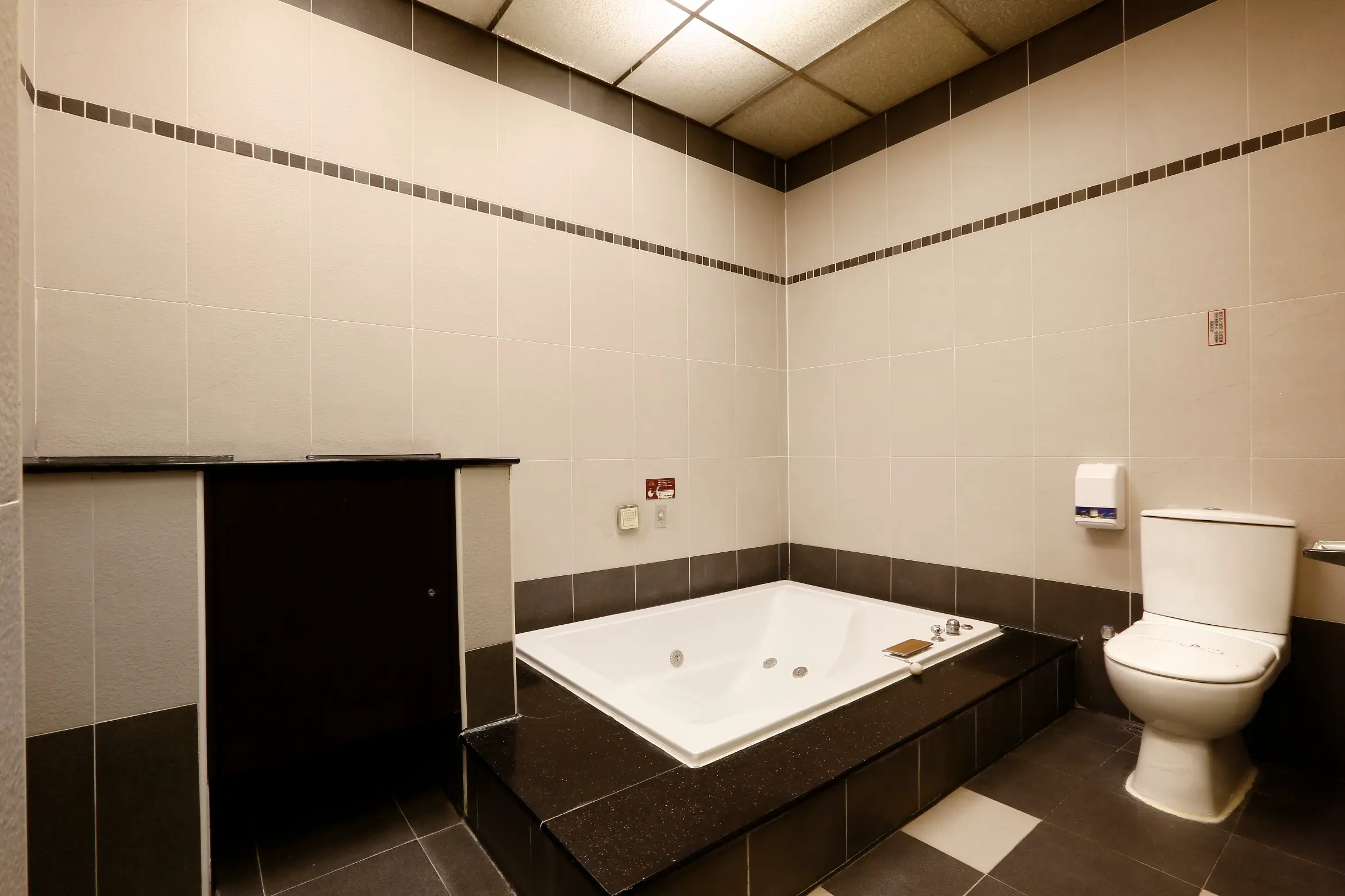 豪華汽車房-附SPA浴缸